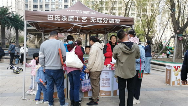 风雨无阻26年：万家宝如何用鲜奶温暖一座城